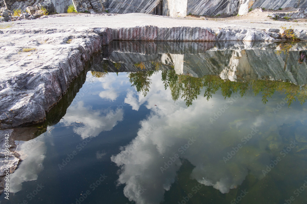 Naklejka premium marble stones reflecting in water