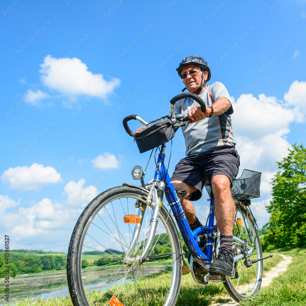 Älterer Mann genießt die herrliche Natur bei einer Radtour im Sommer
Älterer Mann genießt die herrliche Natur bei einer Radtour im Sommer