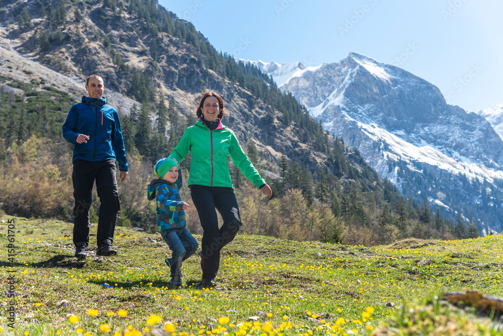 Junge Familie genießt den Wanderausflug in den Allgäuer Bergen Junge Familie genießt den Wanderausflug in den Allgäuer Bergen