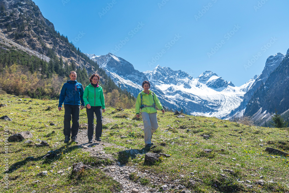 Zu Fuß unterwegs in den frühlingshaften Allgäuer Alpen nahe Oberstdorf