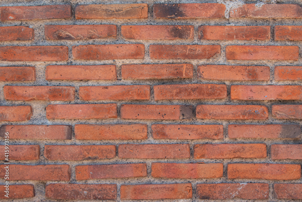 Muro con ladrillos rojos.