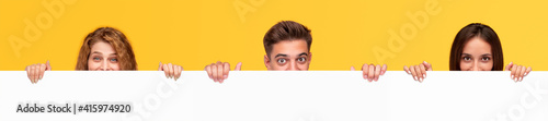 Photos Cheerful young people with blank banner