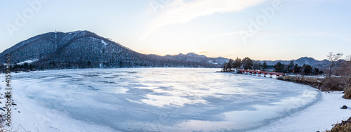 群馬県赤城山 凍結した冬の大沼 夕景