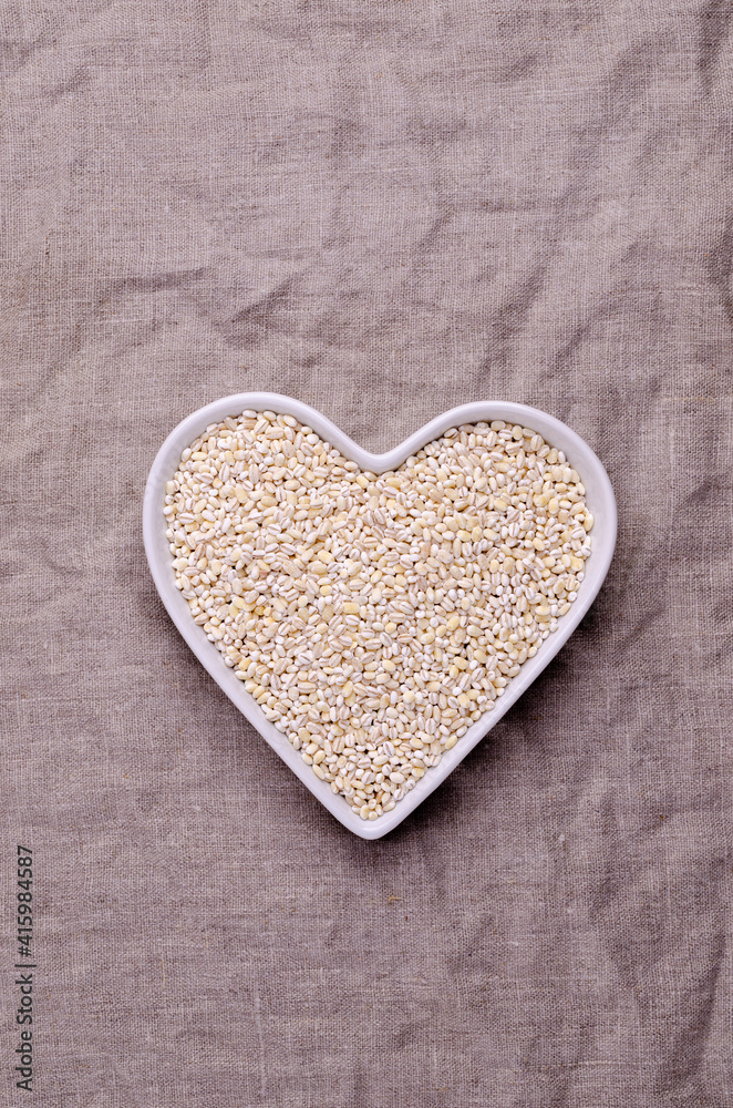 Obraz premium Dry pearl barley in a ceramic dish