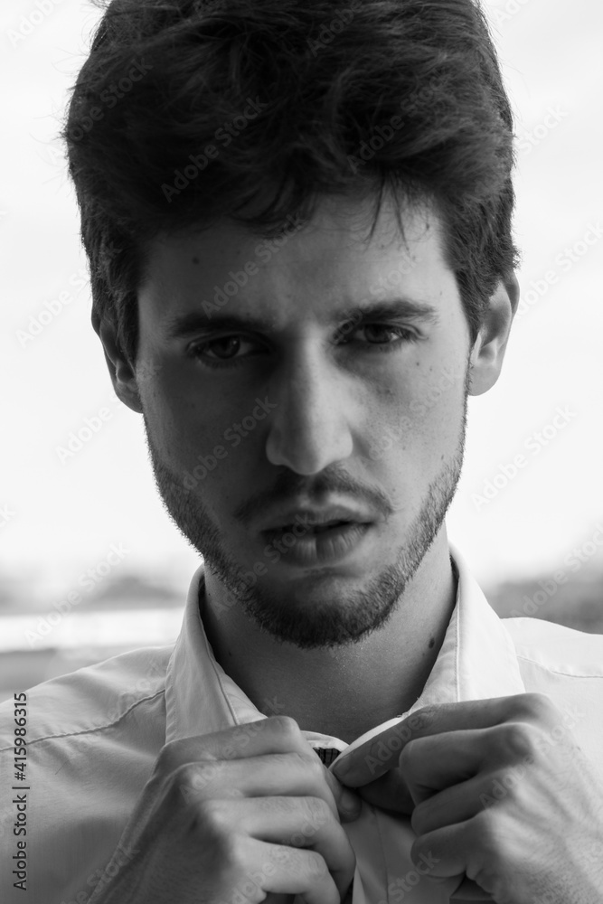 Obraz premium Primo piano giovane ragazzo con camicia in bianco e nero