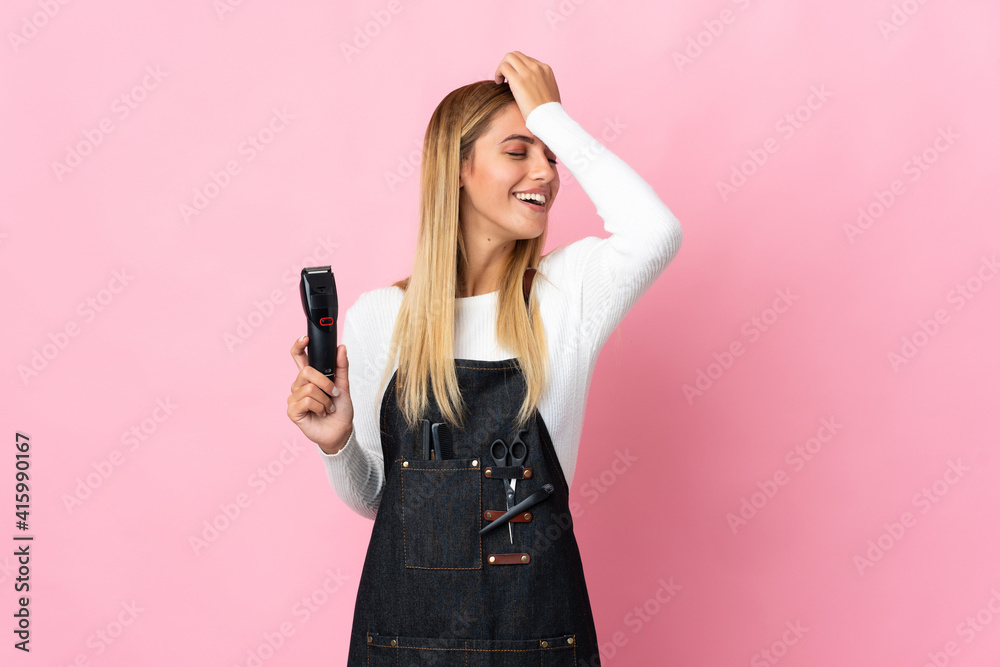 Young hairdresser woman isolated on pink background has realized something and intending the solution Young hairdresser woman isolated on pink background has realized something and intending the solution