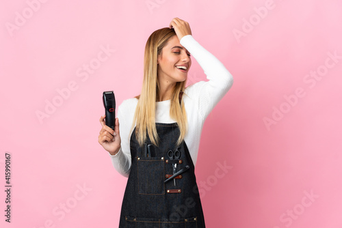Young hairdresser woman isolated on pink background has realized something and intending the solution