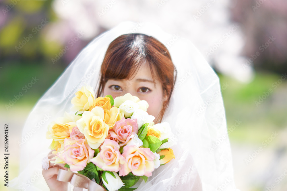 Fototapeta premium 満開の桜 桜の背景 ウエディング 日本人の花嫁のポートレート 新婦 結婚式前撮り写真