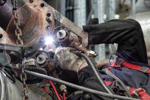 Argon arc welding in difficult conditions when repairing small diameter process fittings