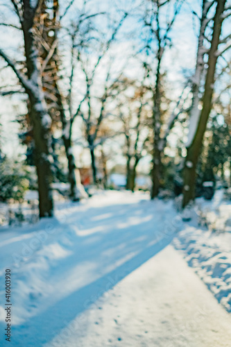 Weg auf Friedhof im Winter bei Schnee und Sonnenschein
