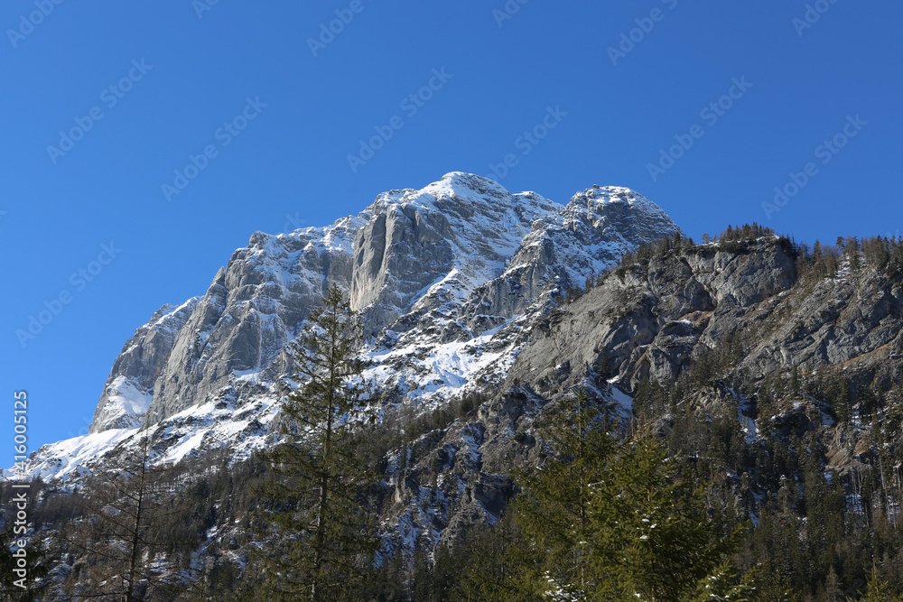 mächtiger Berggipfel in den deutschen Alpen