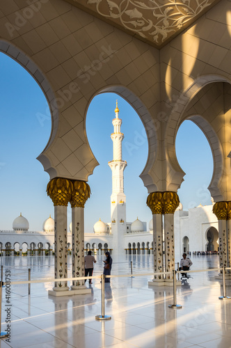 The Sheikh Zayed Grand Mosque in Abu Dhabi © gumbao