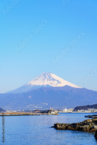 【静岡県】冠雪した富士山と駿河湾 © travel