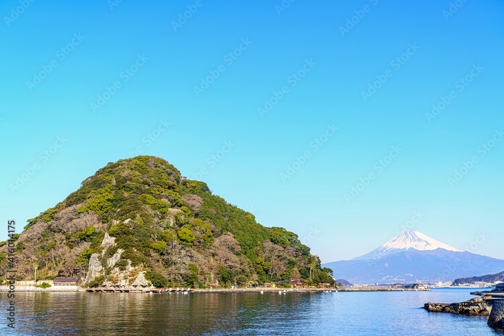 Fototapeta premium 【静岡県】冠雪した富士山と駿河湾