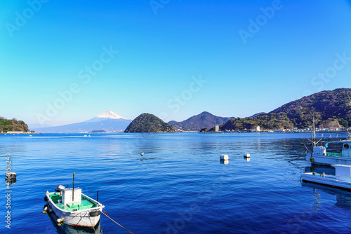 【静岡県】冠雪した富士山と駿河湾