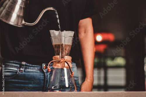 Konstfotografi Mujer agregando agua a cafetera