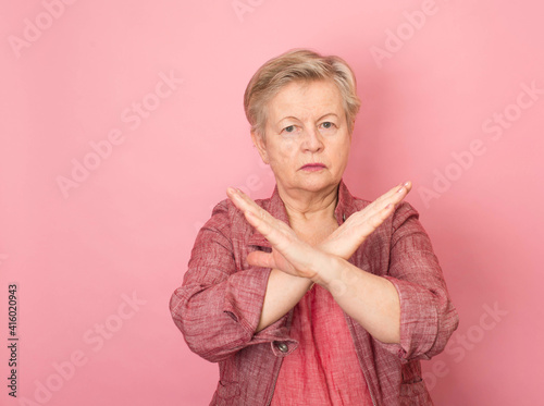 Fotografía Senior aged woman rejection expression crossing arms and palms doing negative sign gesture with angry face