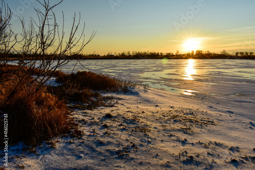Fototapeta Naklejka Na Ścianę i Meble -  the first ice on the sun at sunset