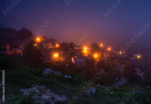 Sotres entre niebla