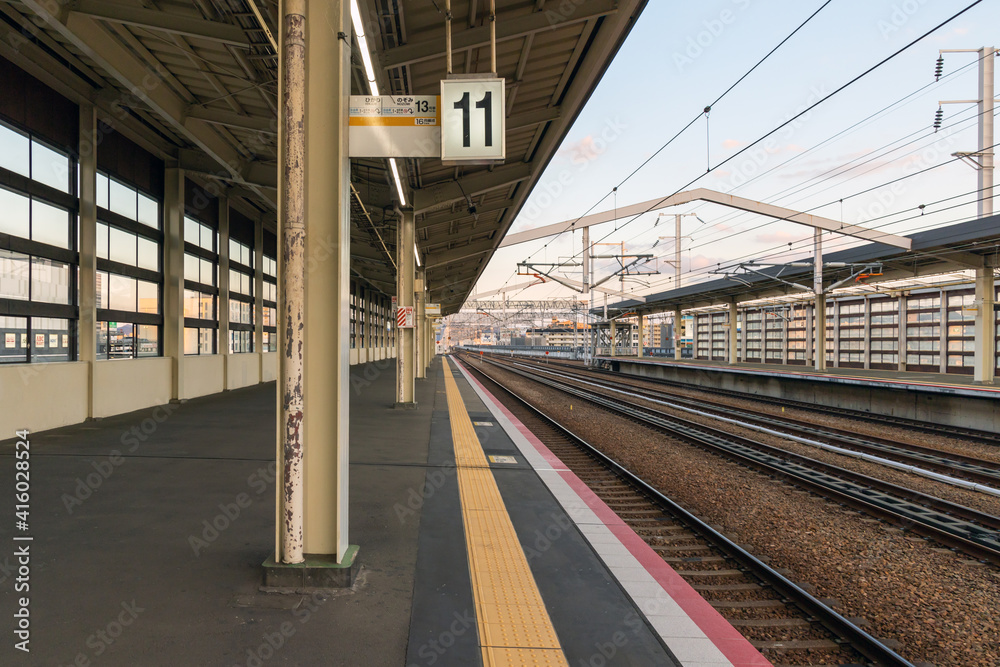 新型コロナウィルス影響下の新幹線の駅ホーム