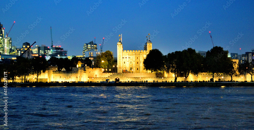 Naklejka premium night view of the London Tower - London, England, United Kingdom (UK)