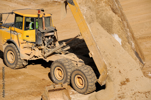 déchargement d'un camion de sable