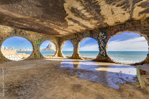 Fototapeta widok morze spokój okna wakacje klimat ruiny