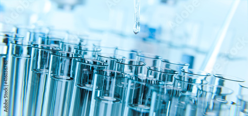 Reagenzgläser in Labor mit Pipette und Substanz zur Analyse