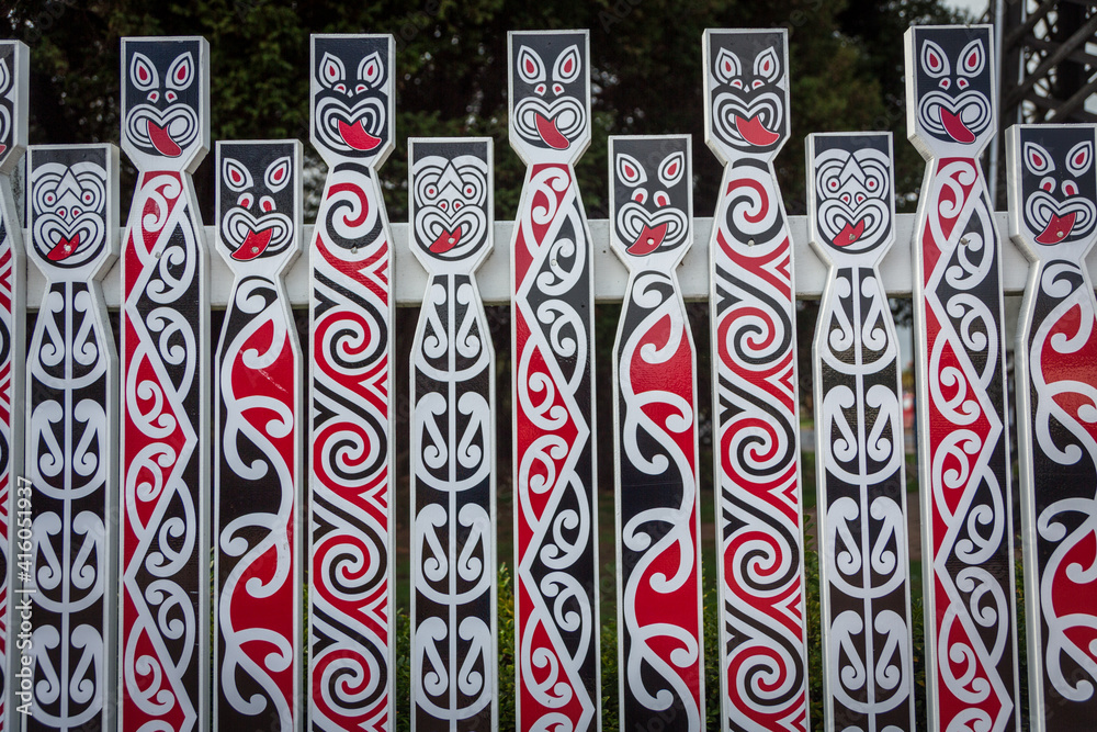 maori decorations on wood foto de Stock | Adobe Stock