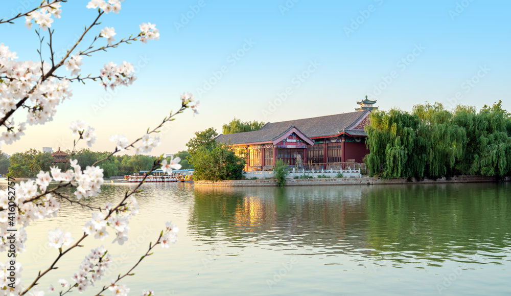 Obraz premium Chinese ancient architecture by the lake, Tianjin, China.