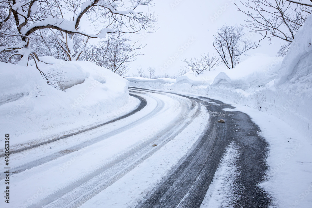 雪道のカーブ 雪道のカーブ