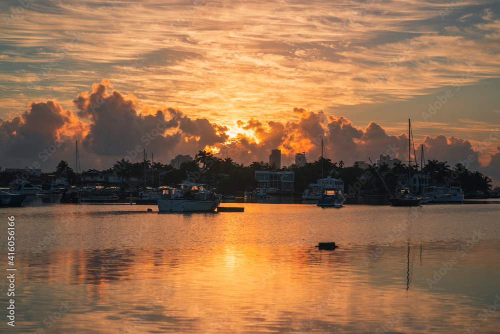 Naklejka premium sky orange summer sunrise sunset sea boats trees palms caribbean 