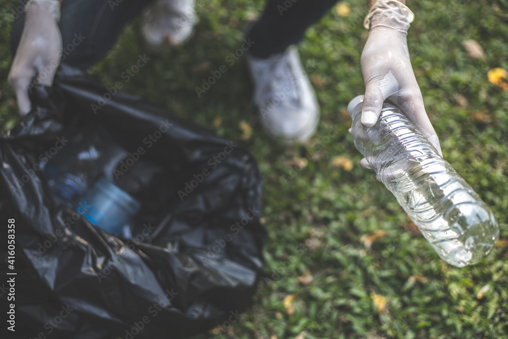 Obraz premium Male volunteers carry water bottles or plastic bags that have fallen in the park put them in trash cans, Environmental protection or volunteering for charity, Waste disposal through recycling.