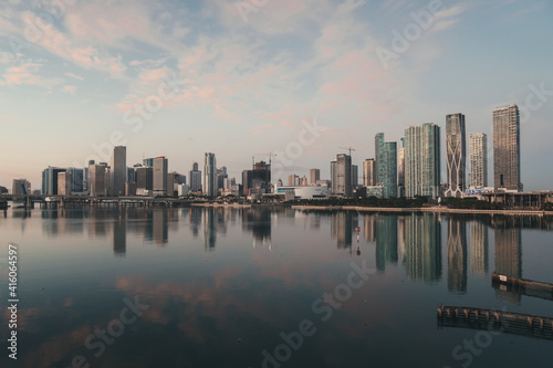 panorama hermoso ciudad miami florida usa reflejos agua mar rascacielos downtown edificios cielo nubes  © Alberto GV PHOTOGRAP