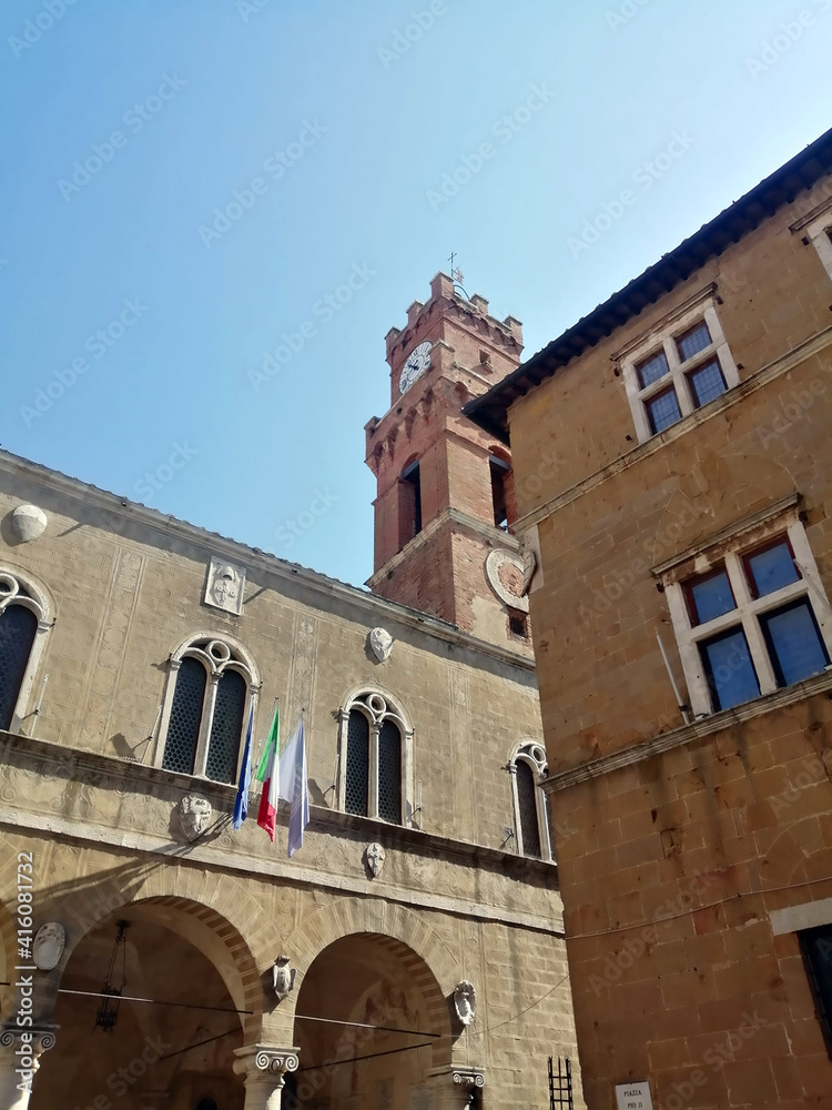 Facciata medievale di Pienza con bifora e campanile