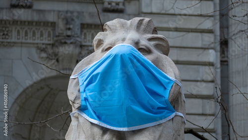 Fortitude of the NYPL wears a mask during the Covid-19 pandemic.