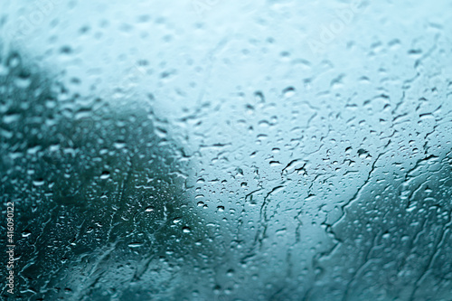 窓に吹き付ける雨