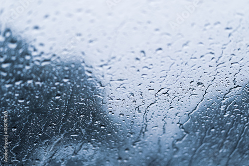 窓に吹き付ける雨