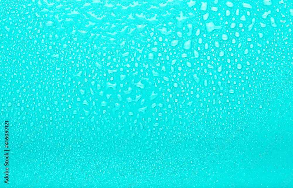 Obraz premium Drops of water on a color background. Selective focus. Blue