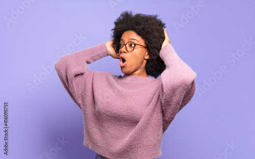 Cuadro en lienzo with open mouth, looking horrified and shocked because of a terrible mistake, r