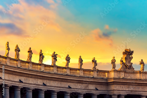 Obraz na plátně Statues on colonnades on St