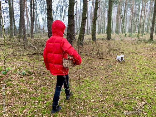 Człowiek z psem w lesie