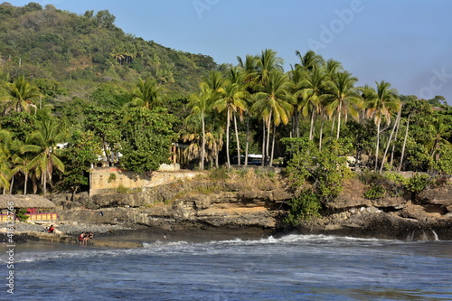 Paisajes y ubicaciones de la playa y el malecón de la ciudad de La Libertat, en la costa pacífica del centro de El Salvador 