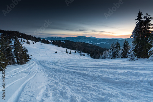 Zimowy wschód słońca w Beskidach © Adam Kraszewski