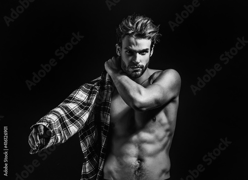 Fotografía Sexy young handsome naked man with messy hair, wears plaid shirt on dark background