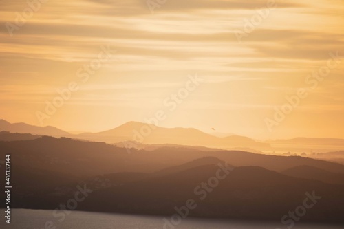 lever de soleil sur les montagnes