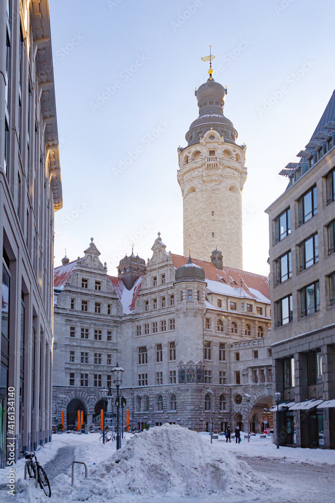 Neues Rathaus in Leipzig im Winter.
