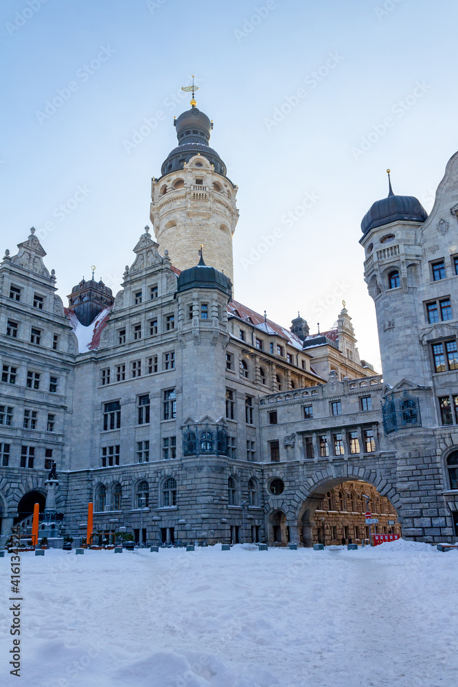Neues Rathaus in Leipzig im Winter.