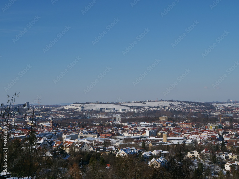 Panoramablick über den östlichen Teil von Stuttgart mit der  Villa Berg