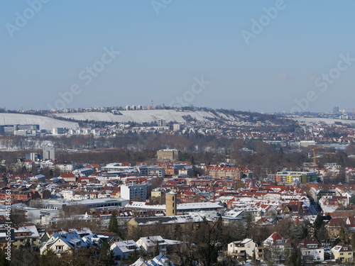 Panoramablick über den östlichen Teil von Stuttgart mit der Villa Berg